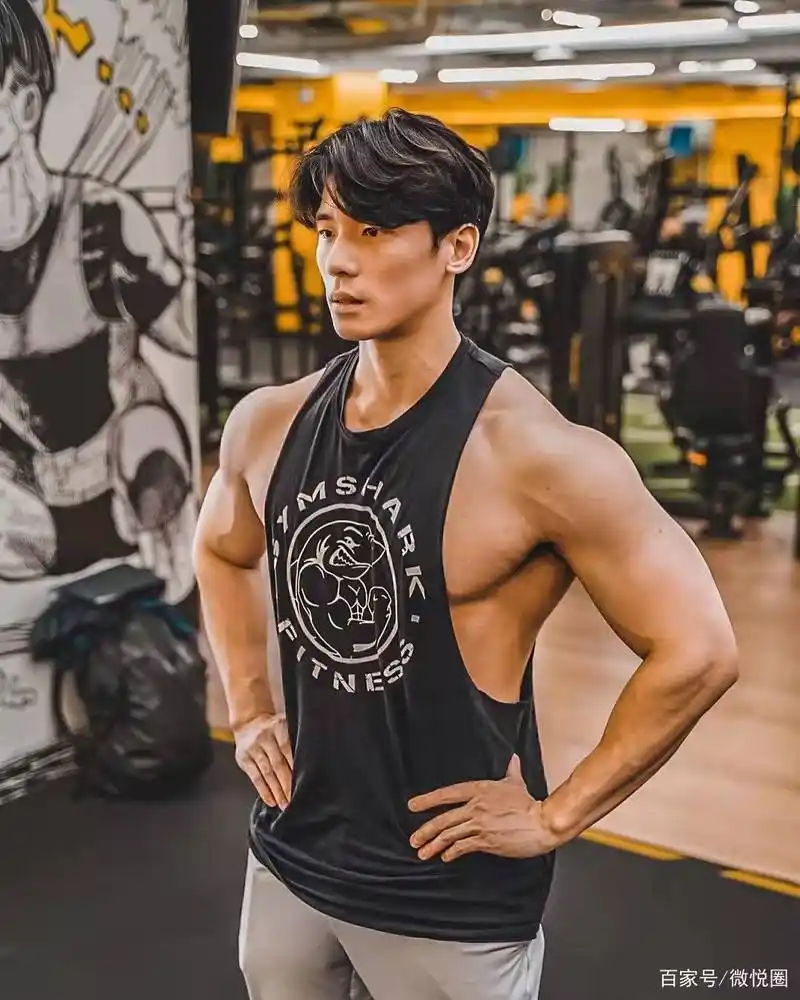 奶萌帅气的鲜肉男模,爱潜水,爱健身,更爱秀精壮扎实的肌肉