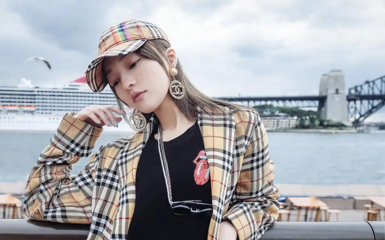 张韶涵清新时尚写真桌面壁纸