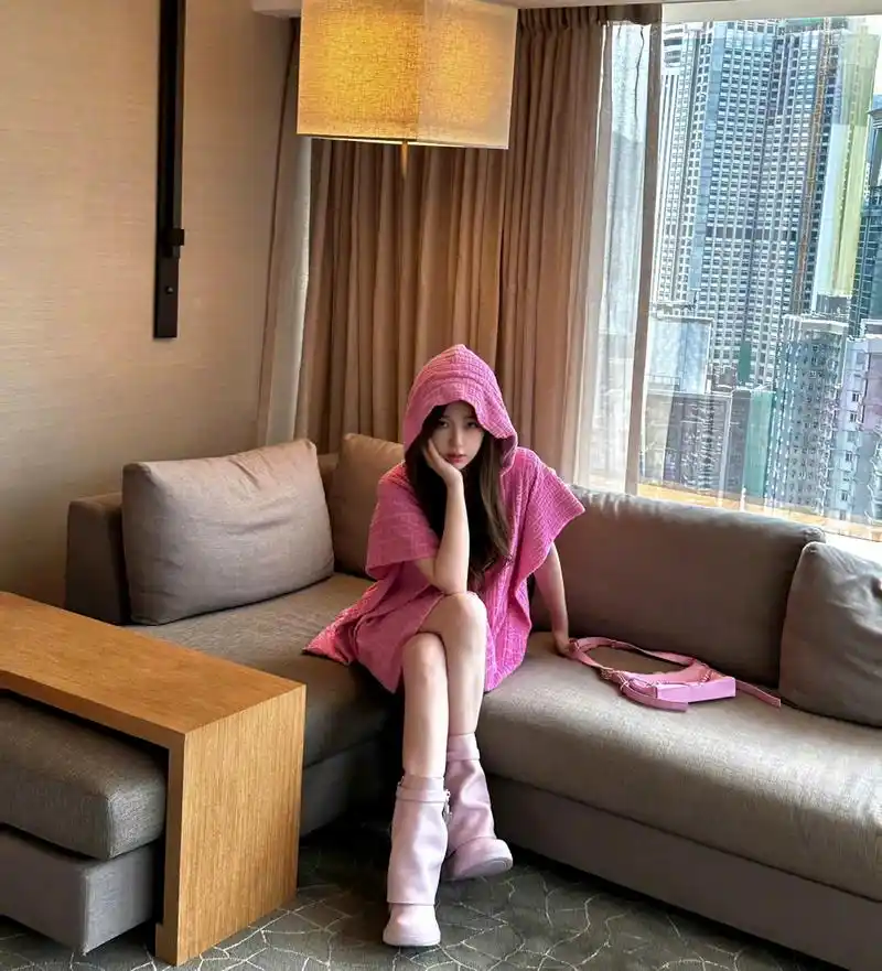 虞书欣真的是超级喜欢穿靴子呀!