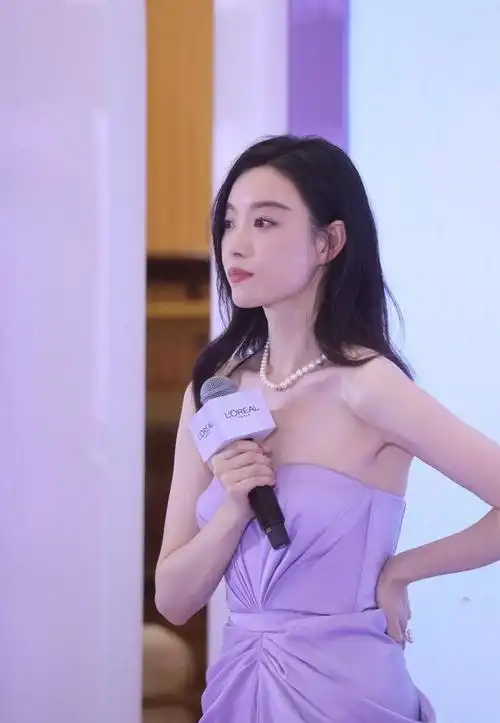 倪妮惊艳亮相抹胸长裙尽显优雅身姿完美展示时尚魅力