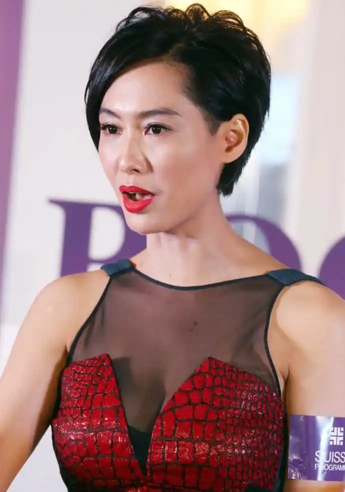 47岁朱茵一家近照被黄贯中独宠20年女儿长得比她还要美