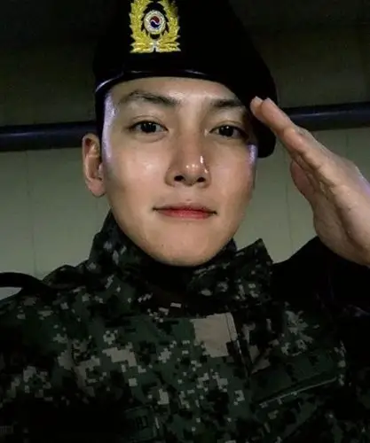 池昌旭入伍后首次休假开心晒照 穿着军服在镜头面前拍了帅气照片