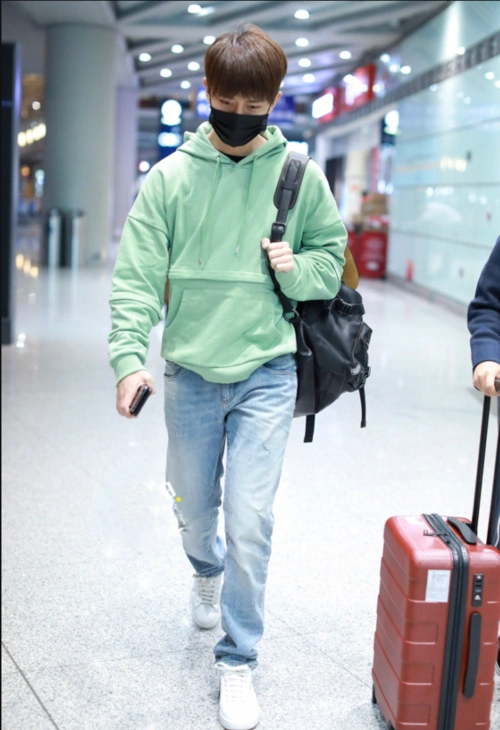 任嘉伦穿连帽卫衣搭配牛仔裤现身机场帅气十足满屏的薄荷味