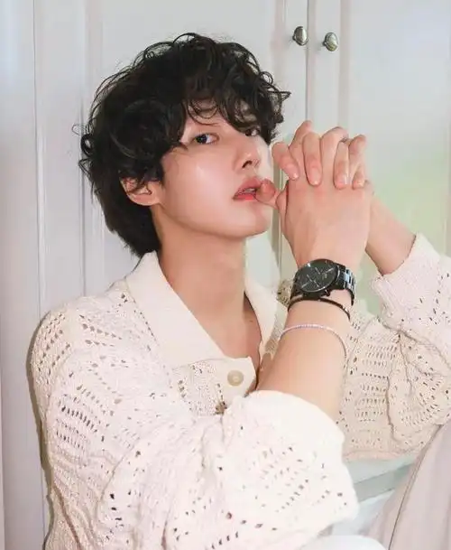 不过合适这个发型的男生拥有这样一个发型之后一定十分抢眼!