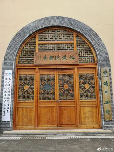 地坑院因形而名,又叫"天井窑院",一座座窑洞连在一起,就是一个地坑村