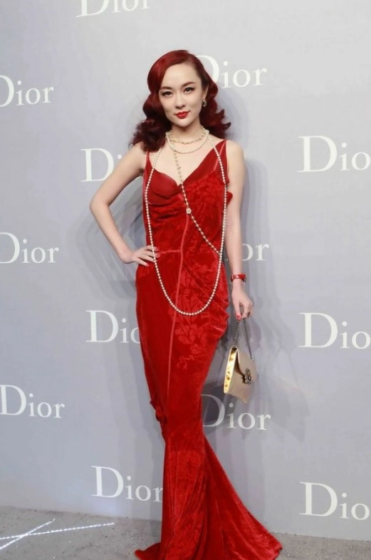 霍思燕的身材在嫂子界拔尖穿红色吊带连衣裙高挑纤瘦气质全开