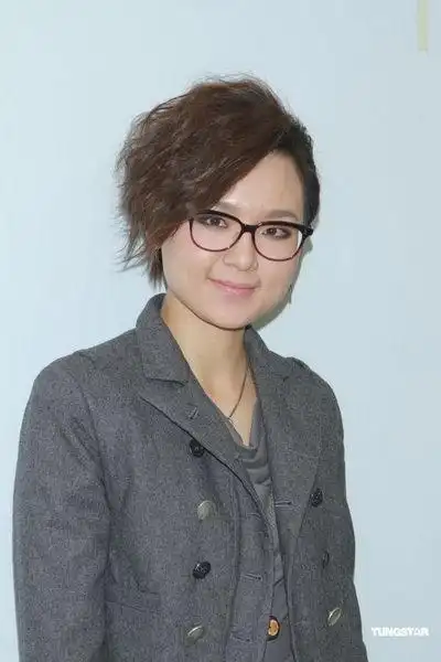 图文糖妹主持劲歌金曲周笔畅发型飘逸