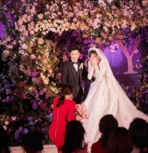 两人保密工作到位,直到今天才曝光婚礼现场图,据悉,唐嫣婚纱拖尾长达