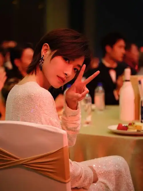 万茜这次出席活动选择了黑色修身长裙搭配红唇简直太惊艳而且气场全开