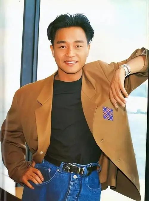 张国荣谈周星驰,周星驰吃了2个生荷包蛋,说对他的8块腹肌有好处