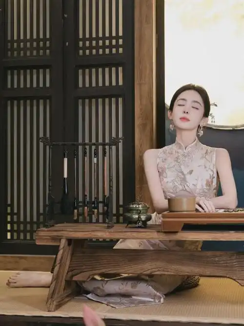 古力娜扎的这套旗袍造型,非常适合我们借鉴,尤其是在重要的场合,比起