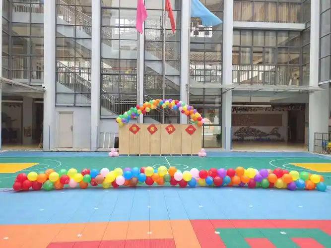 在操场上,老师们精心布置了一个小舞台