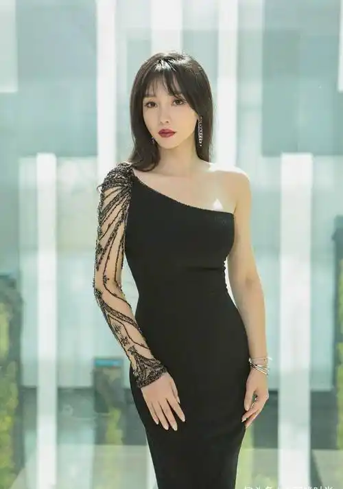 39岁柳岩身材好"有料",穿裹身材裙包不住的凹凸感,真怕崩坏_穿着_西装