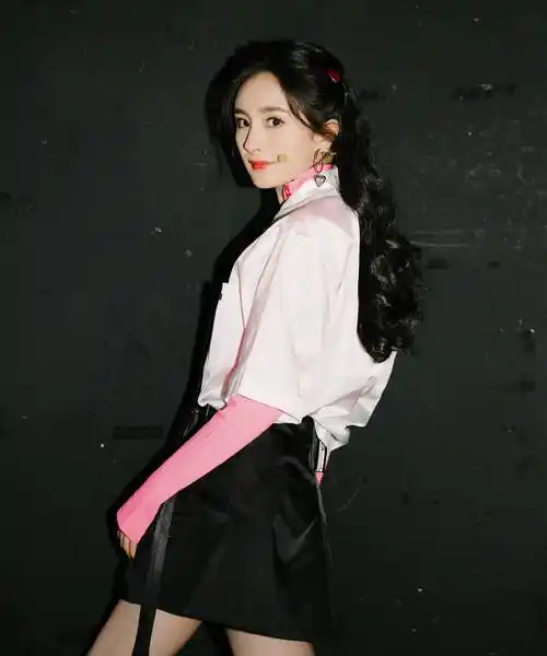 穿学生装甜回初恋女神,霸气发言更稳坐嘉行一姐之位_造型_少女_节目