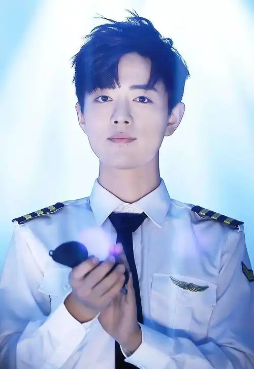 李沁和肖战穿制服要命