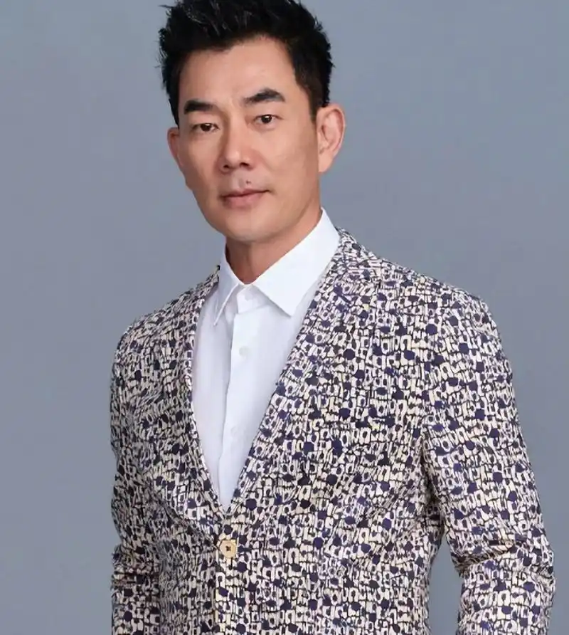 任贤齐和女儿国外被偶遇,女儿身材火辣,妻子另类穿搭惹争议