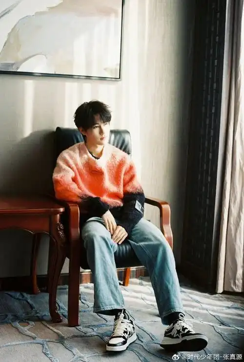 阳光下的张真源#张真源最新随拍9615,阳光下的张真源在发光啊