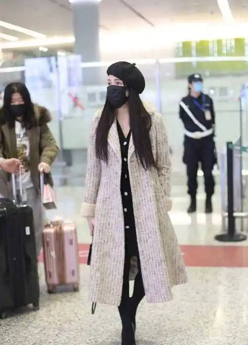 原创伊能静才是精致的女人穿米色大衣配黑丝袜显气质又洋气