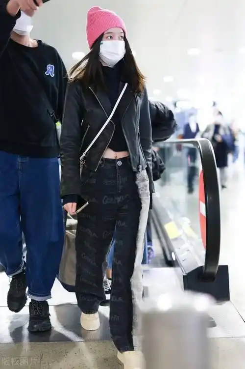 2021年11月4日,张雪迎机场街拍.