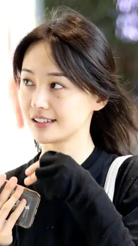 郑爽难得露面但还是不肯化妆,鼻头的痘痘跟眼下的淤青太明显