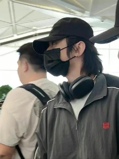 我愿称之为 戴帽子最帅的男人  这两天大吃特吃      #蔡徐坤自拍