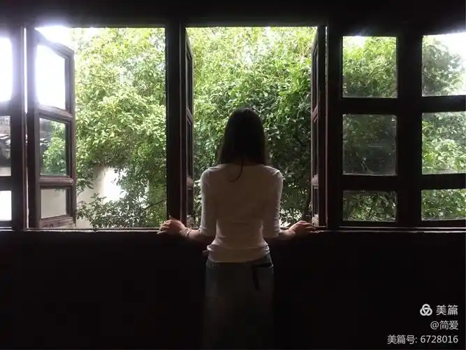 窗前的女子,这一刻,你亦然成了窗内的一道风景,而"我"便是那个"看风景