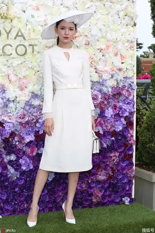张予曦出席英国皇家赛马会,网红出身却没廉价感