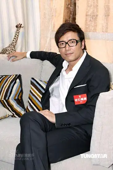 组图苗侨伟张可颐出席老公万岁拜神仪式