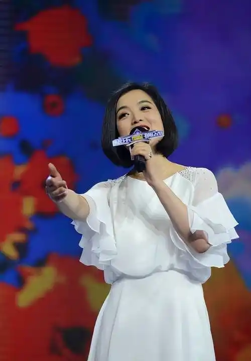 原创歌手白雪二婚嫁给小8岁的原艺如今被宠成公主