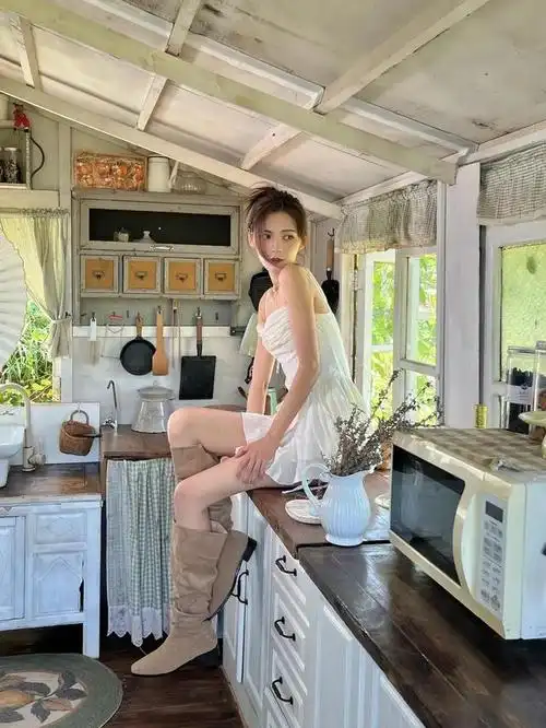 有种"腿精"叫张予曦,短裤配长靴美腿格外惹人眼球!