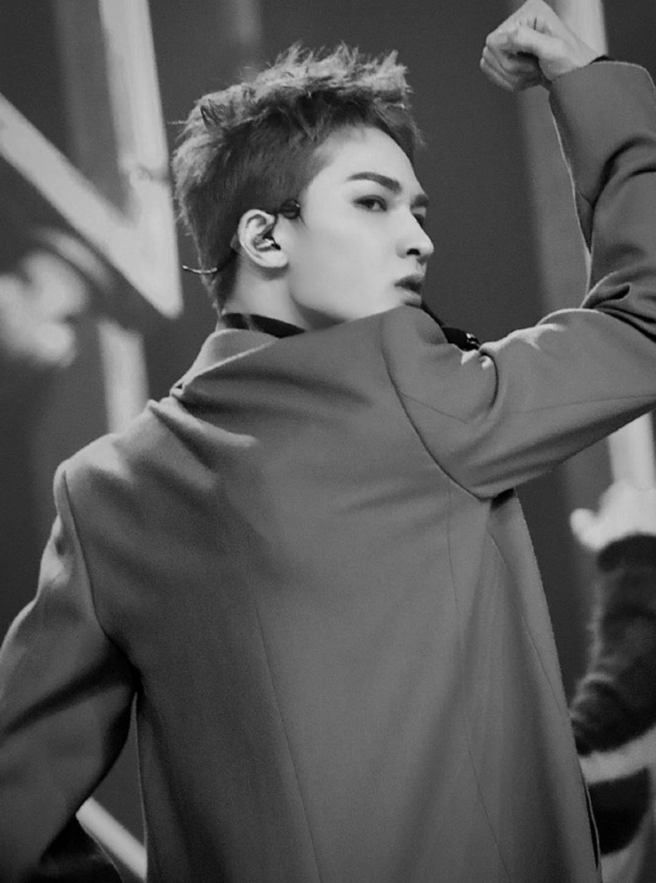 朱正廷侧颜照,黑白滤镜下展现男性魅力,俘获众多的少女心!