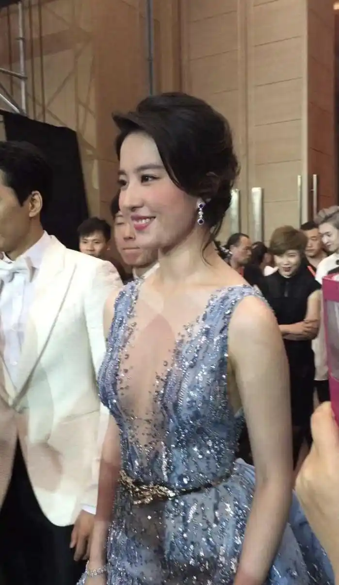 刘亦菲颜值高衣品更高穿蓝色礼服华丽精致甜美温柔像个小公主