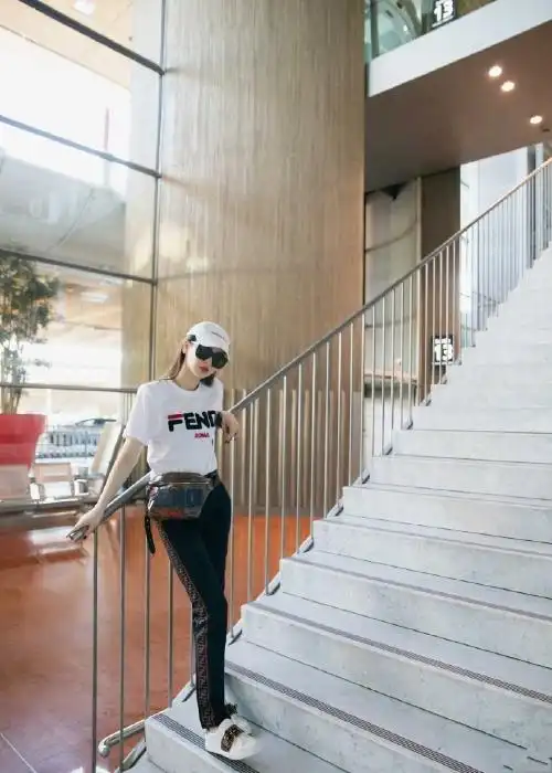 戚薇真猛为显腿长裤子提到胸部以下网友确实好看