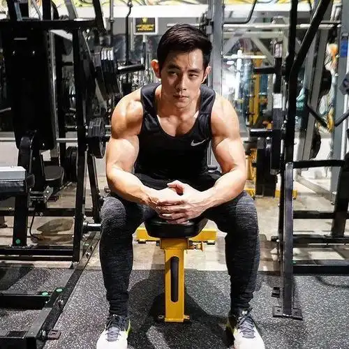 "杰伦"最新肌肉照曝光,八块腹肌炸裂,身材赶超彭于晏?网友:原来是你 .