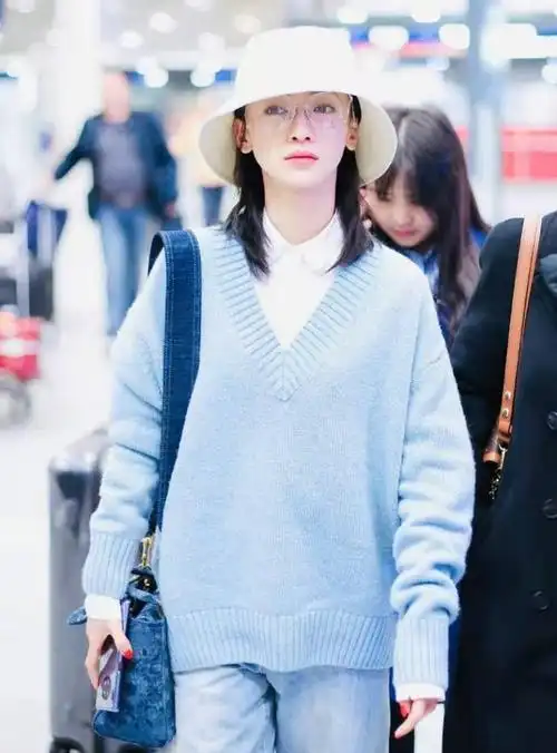 吴谨言认真打扮起来真洋气,穿蓝色毛衣搭配渔夫帽走机场,好时髦