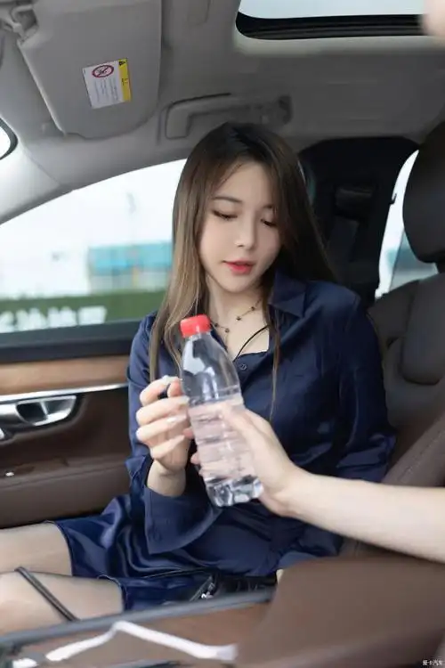 谁的副驾驶还没个穿跟的黑丝小可爱了