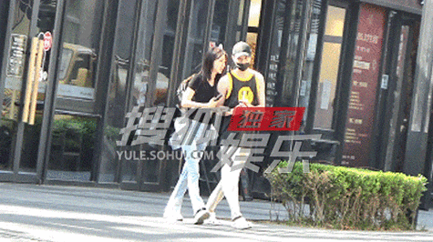 独家:赖冠霖和女友逛街 当街抱抱贴贴好亲昵