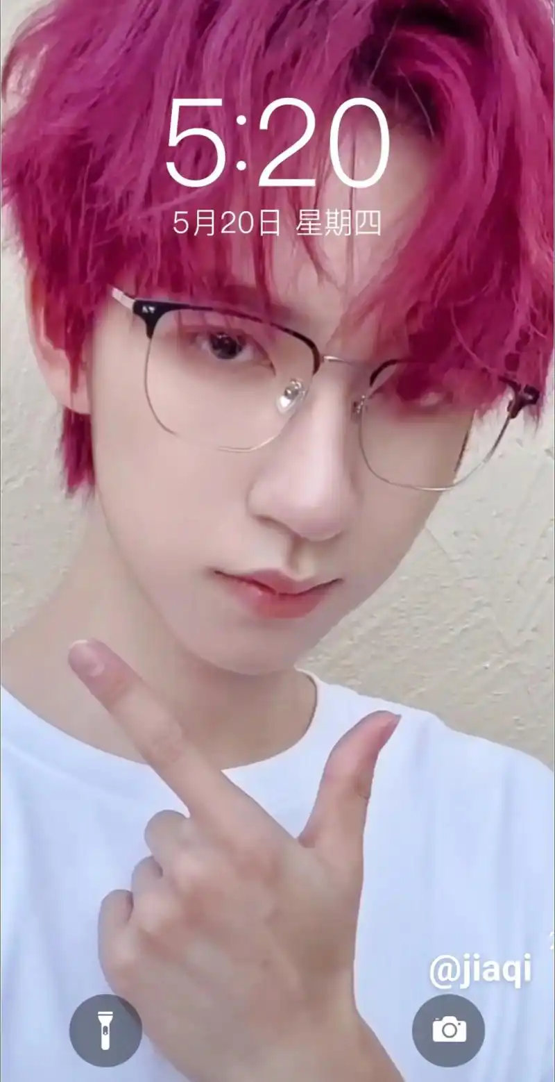 贺峻霖红发壁纸来袭60156015是谁还没换上.