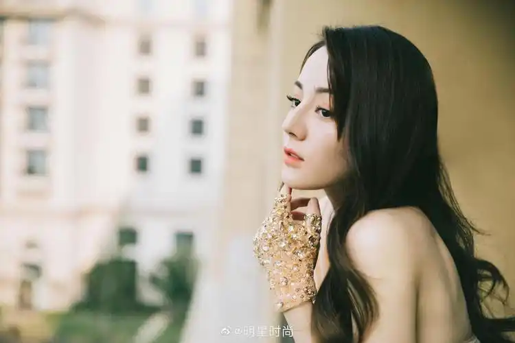迪丽热巴一袭裸色薄纱高定礼服搭配水钻手套亮相活动