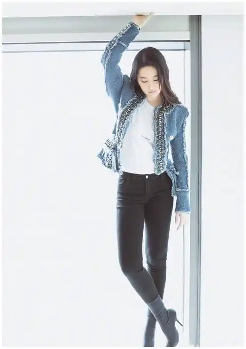 原创女神刘亦菲穿粉色外套搭配黑色紧身裤休闲随性墨镜太夸张