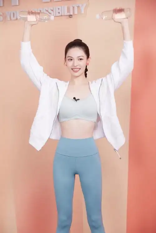 钟楚曦超话李宁女子运动风尚大使@钟楚曦惊喜亮相李宁「钟于自己 创造