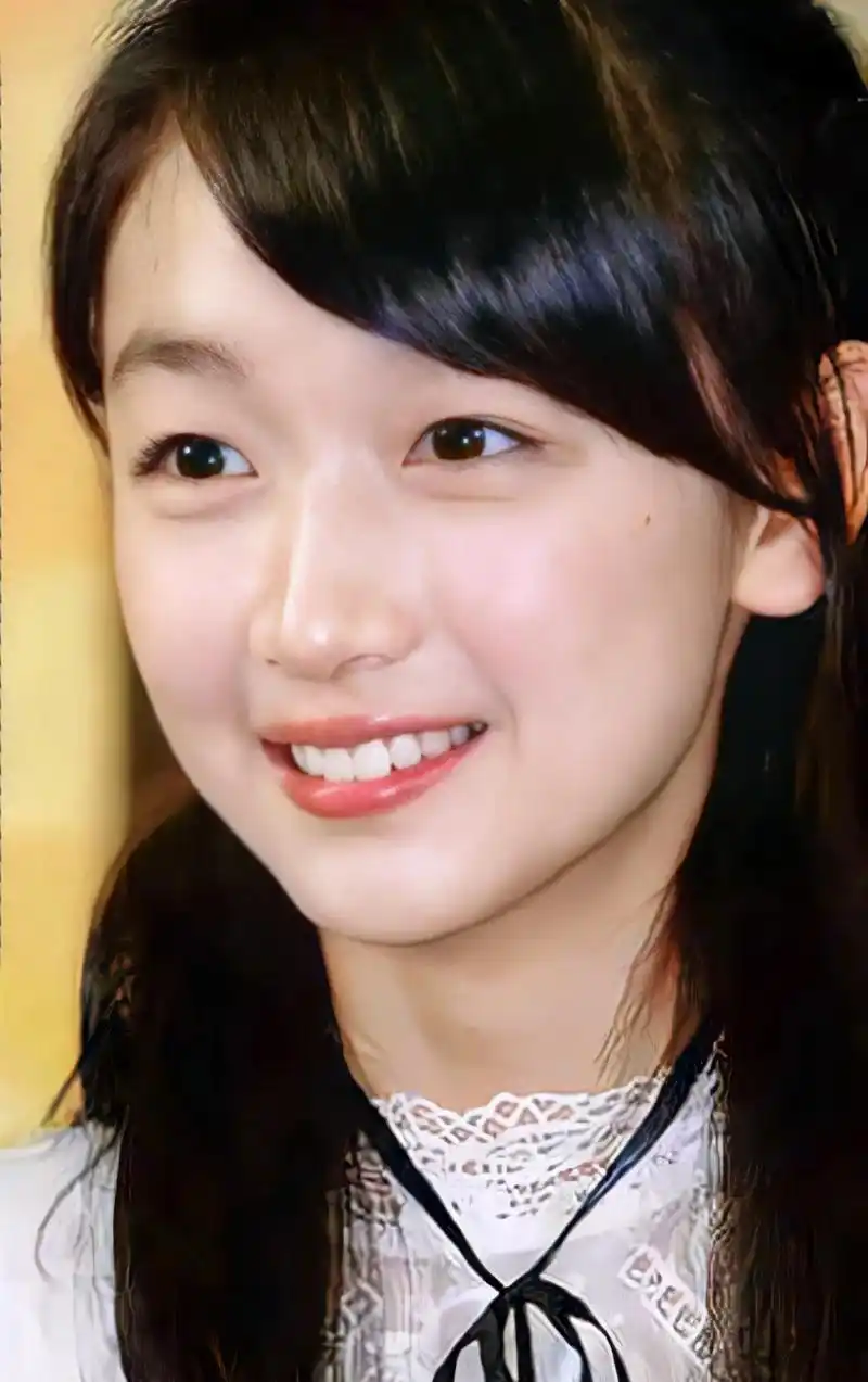 周冬雨.从面相来说,周冬雨耳朵厚实,有良好的后天福气,而且耳 - 抖音