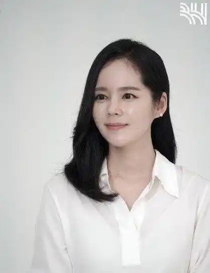 在这组写真的另一套照片中,韩佳人身穿白衬衫,颇有知性女精英的气质