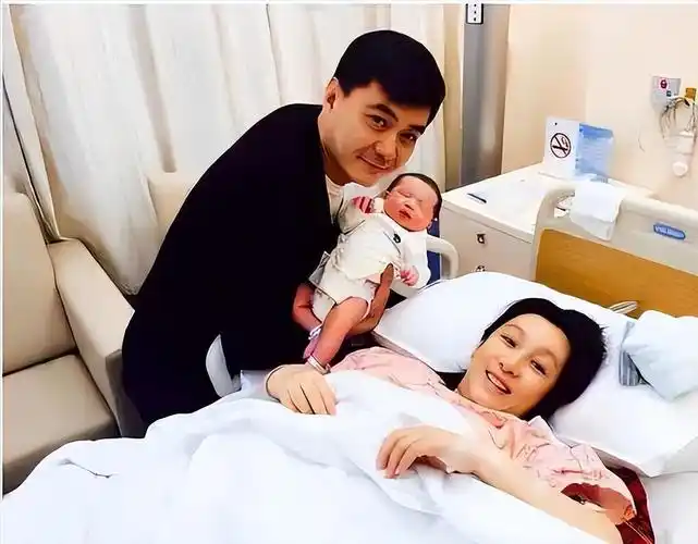 回顾唐静前夫和秦海璐结婚独自陪儿子长大如今的选择令人泪目