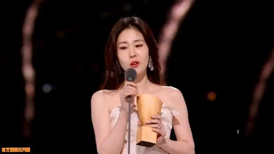 星光大赏##张碧晨毛不易星光大赏互唱代表作#文娱第三只眼的微博视频