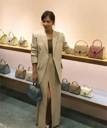 刘涛又秀职业装,米白色西装套装显年轻好看,四十多岁这气质绝了