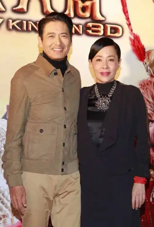 周润发带老婆参加活动,穿西装胡子花白如老头,陈荟莲黑裙像名媛|摄影