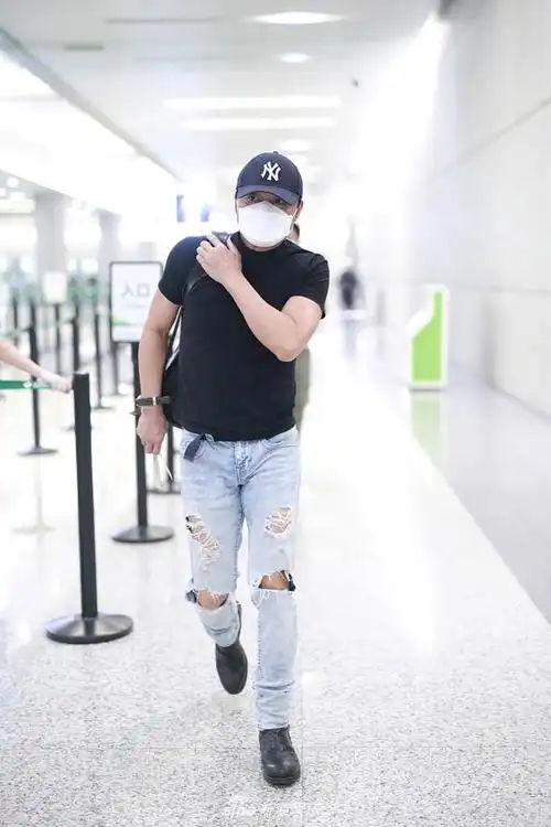 59岁马景涛身材紧实肌肉瞩目 对镜头竖大拇指好霸气