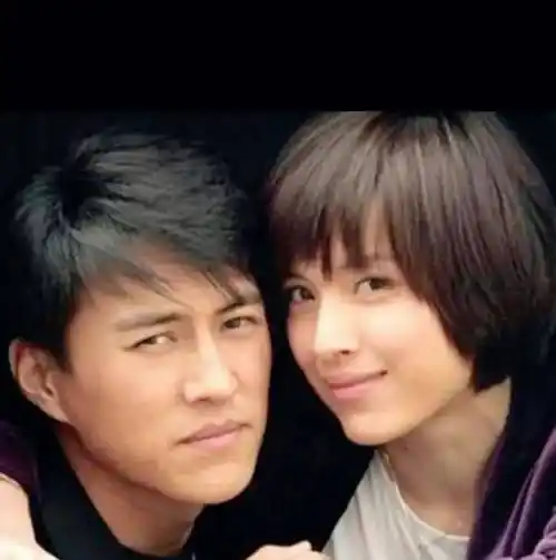 ​靳东夫妻罕见同框,他人到中年依旧帅气,李佳45岁素颜坑洼像他姐