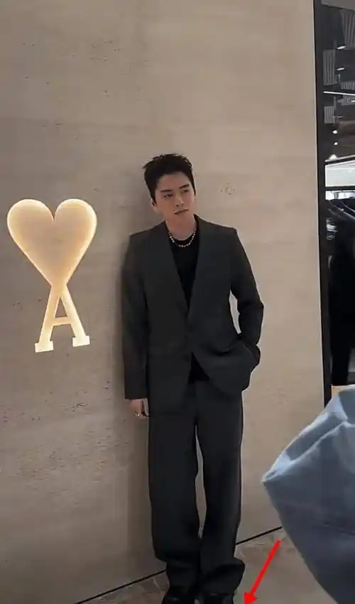 一般男明星也是身高不够,鞋跟来凑,但王大陆身高181cm还穿这么明显的